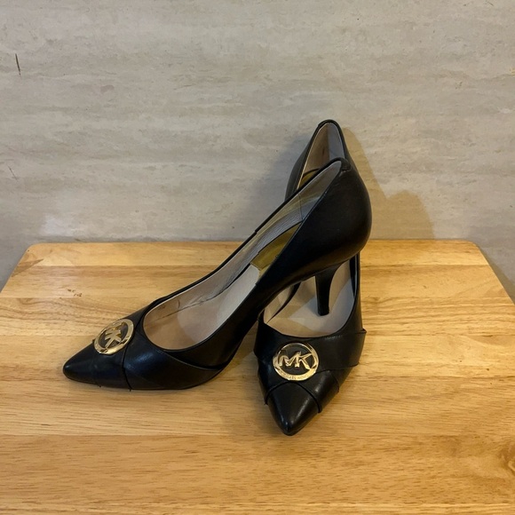 Michael Kors black high heels with a prominent gold-tone MK - Picture 4 of 8